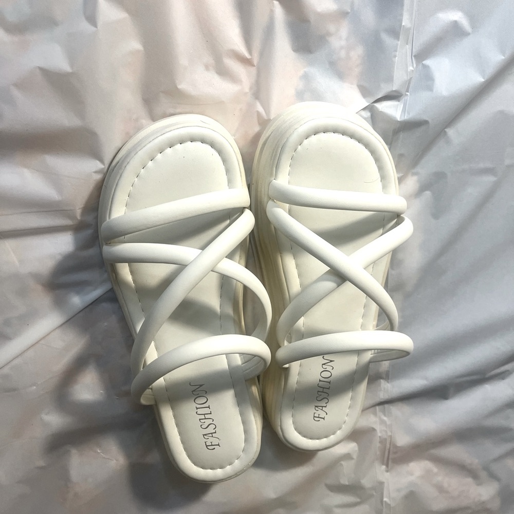 Women’s crossover strap flat form slide sandals